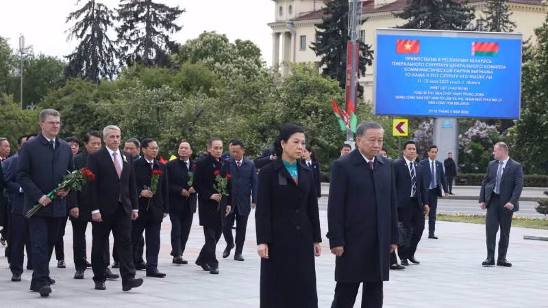 越共中央总书记苏林携夫人和越南高级代表团前往首都明斯克战胜纪念碑献花。