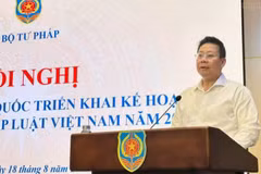 司法部副部长、中央法律普及教育协调委员会副主席阮青玉在会上发表讲话。（图片来源：越通社）