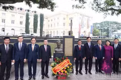 越共中央政治局委员、中央书记处常务书记陈锦秀在新加坡敬献鲜花缅怀胡志明主席。