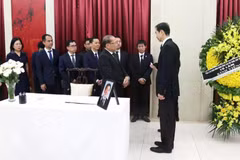 越南祖国阵线中央委员会代表团吊唁中国国务院前总理朱镕基。（图片来源：越通社）