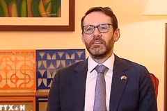 英国驻越南大使伊恩·弗鲁接受越通社记者采访。（图片来源：越通社）