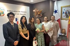 巴拿马共和国驻越南特命全权大使努比埃拉·阿亚拉·莫德斯（右三）与越南旅游和科技企业举行工作会议。
