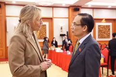 越南外交部部长黎怀忠和冰岛外长贡纳尔斯多蒂尔。（图片来源：外交部）
