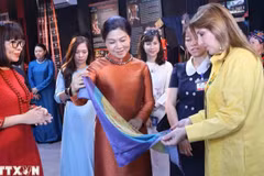 越共中央总书记、国家主席苏林夫人与巴拿马总统夫人了解越南各民族文化。（图片来源：越通社）
