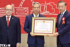 越共中央总书记、国家主席苏林向河内理工大学授予一等劳动勋章。（图片来源：越通社）