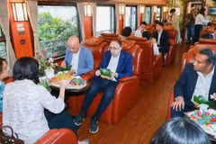 向国际友人展示太原茶文化的内涵与魅力。（图片来源：新报）