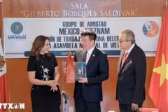 国会办公厅副主任范廷瓒向墨越议员友好小组主席、众议院福利委员会主席安娜·卡里娜·罗霍·皮门特尔赠送纪念品。（图片来源：越通社）