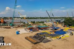 河内市加快红河7座跨河大桥建设进度，为2027年APEC会议提供服务。（图片来源：越通社）