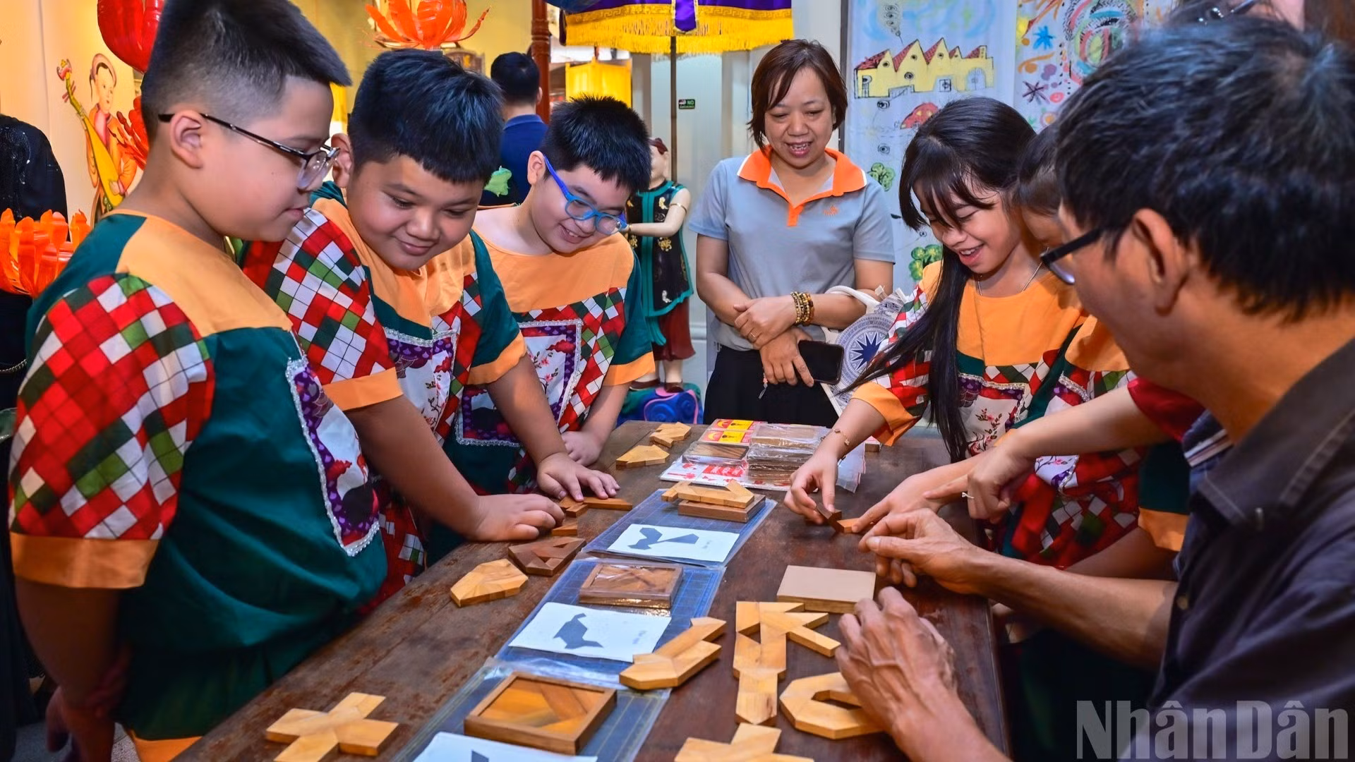 陈日燏小学的学生们在河内市帆行文化艺术中心的空间内，兴奋地参与“智愚”游戏。