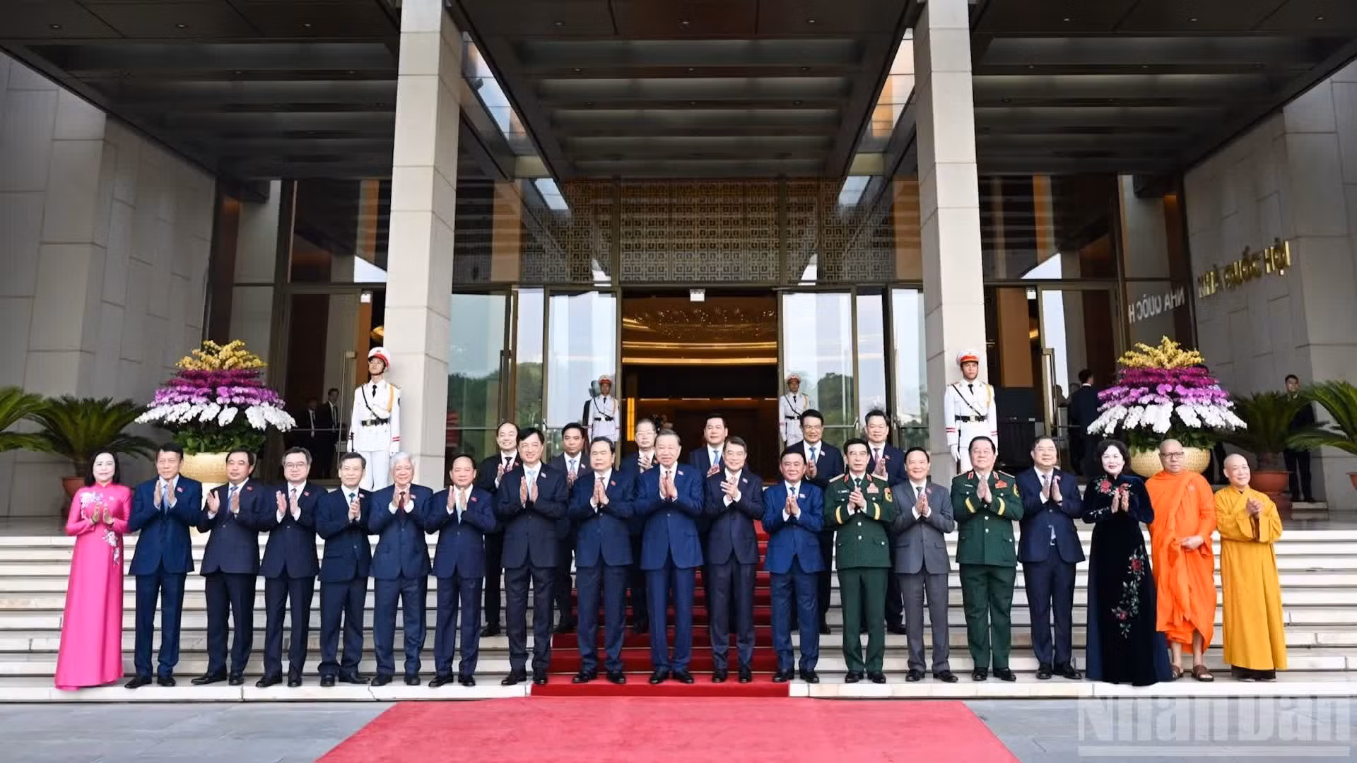 越共中央总书记、国家主席苏林，政府总理黎明兴，国会主席陈青敏，中央书记处常务书记陈锦秀与各国会代表出席第十六届国会第二次会议开幕会。（维灵 摄）