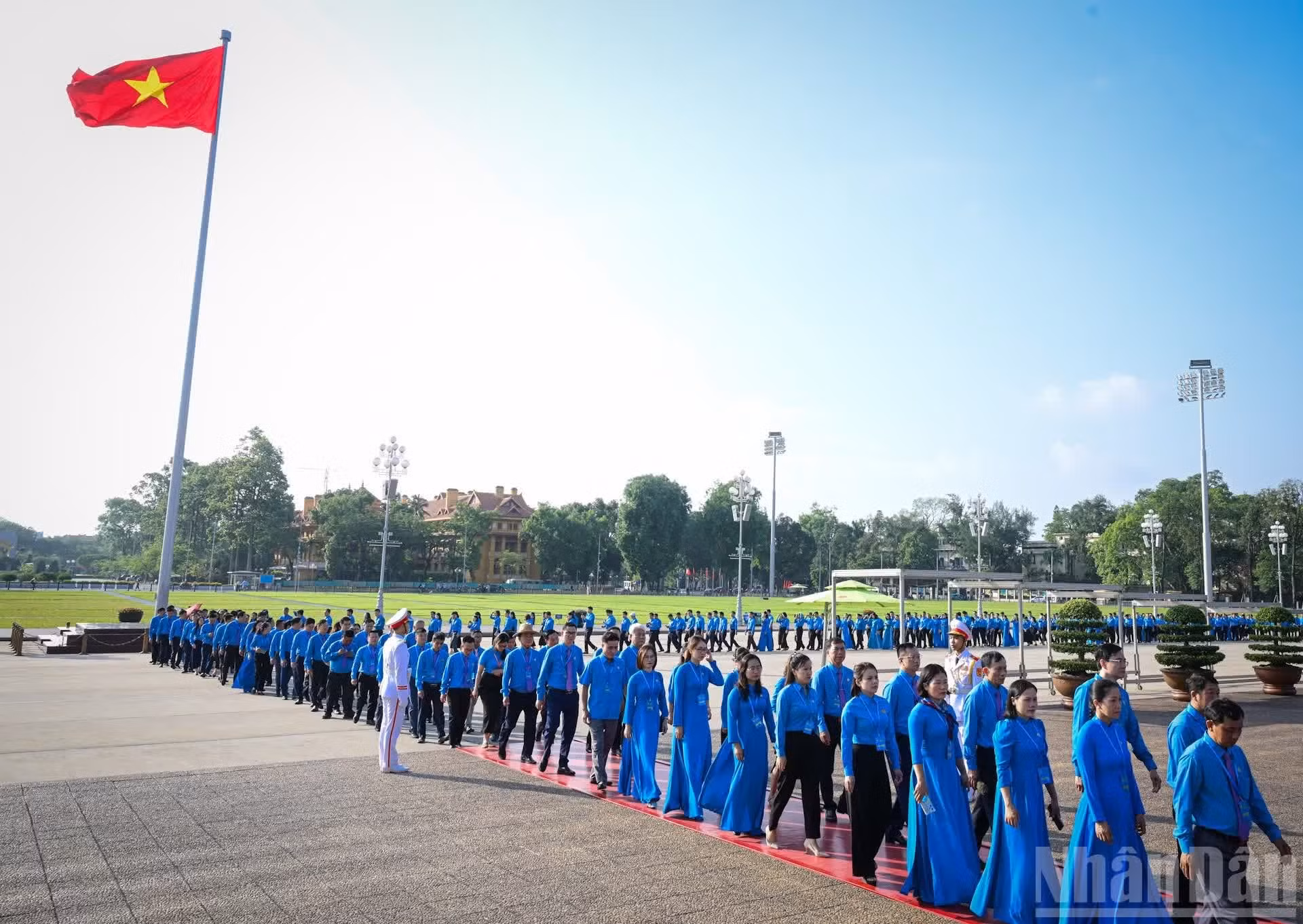 出席越南工会第十四次全国代表大会的780名正式代表入陵瞻仰胡志明主席遗容。