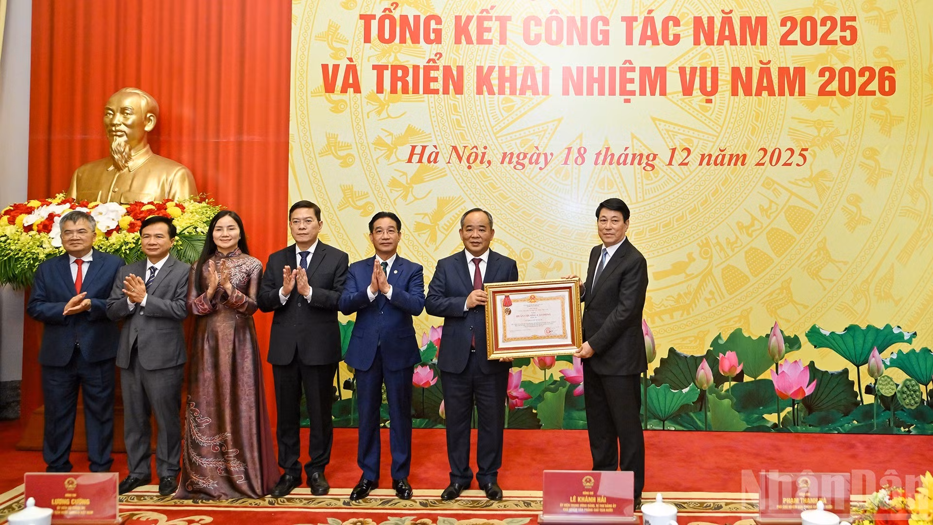 越南国家主席梁强向国家主席府办公厅授予三等劳动勋章。