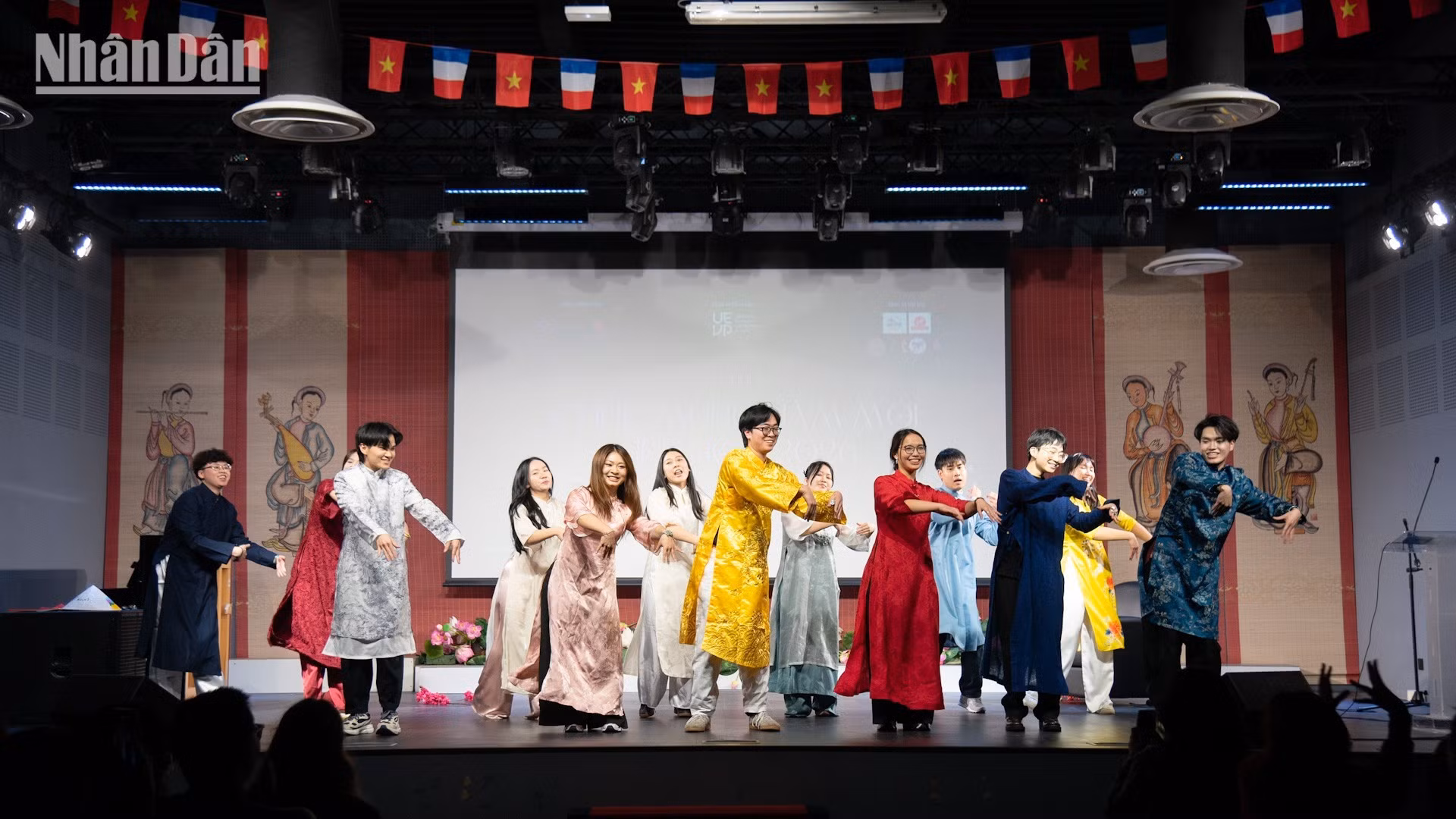 由越南青年学生协会巴黎分会（UEVP）主办的2026年丙午年春节集市及“环游越南”文艺晚会在法国越南文化中心隆重举行。