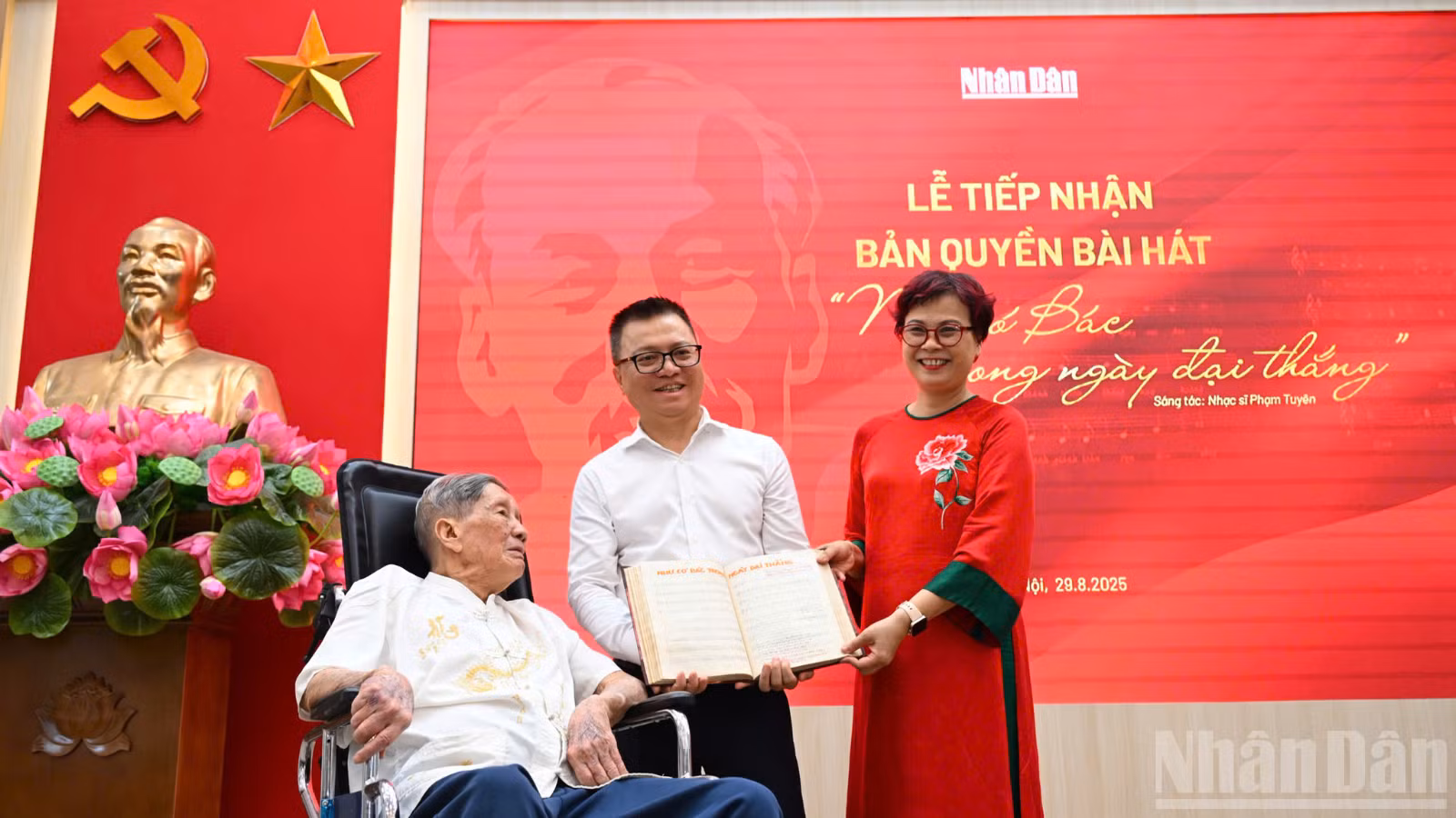 《人民报》社总编辑黎国明与作曲家范宣和其家人合影。