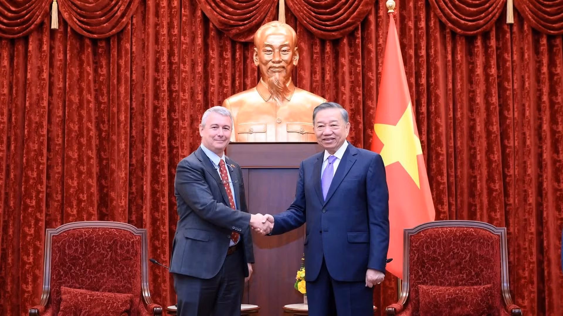 越共中央总书记、国家主席苏林与比利时王国驻越南特命全权大使卡尔·范登博舍。