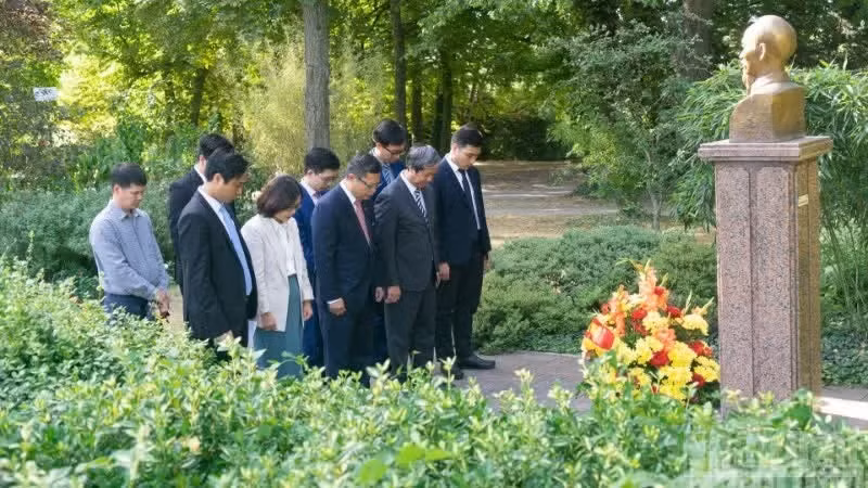 由越共中央委员、中央政策与战略部副部长阮金山率领的越南共产党代表团，在法国巴黎郊区蒙特勒伊市的蒙特罗公园的胡志明主席雕像敬献鲜花。