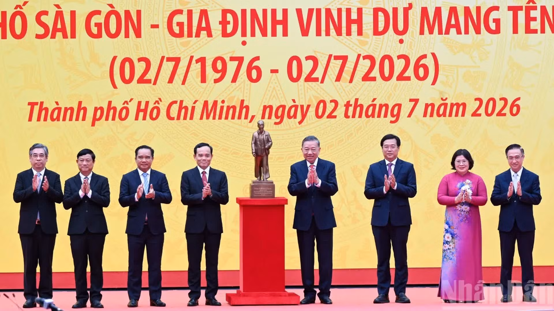 越共中央总书记、国家主席苏林向胡志明市党部、政府和人民赠送胡志明主席雕像。