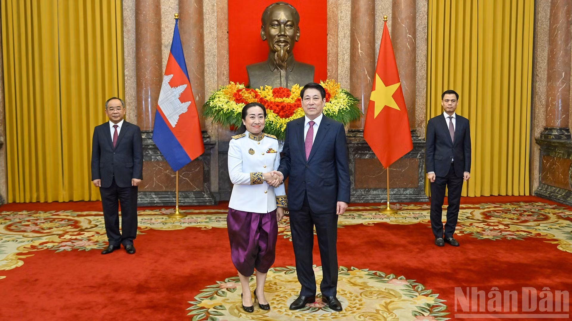 越南国家主席梁强与柬埔寨王国驻越南特命全权大使索帕拉特（Touch Sopharath）。