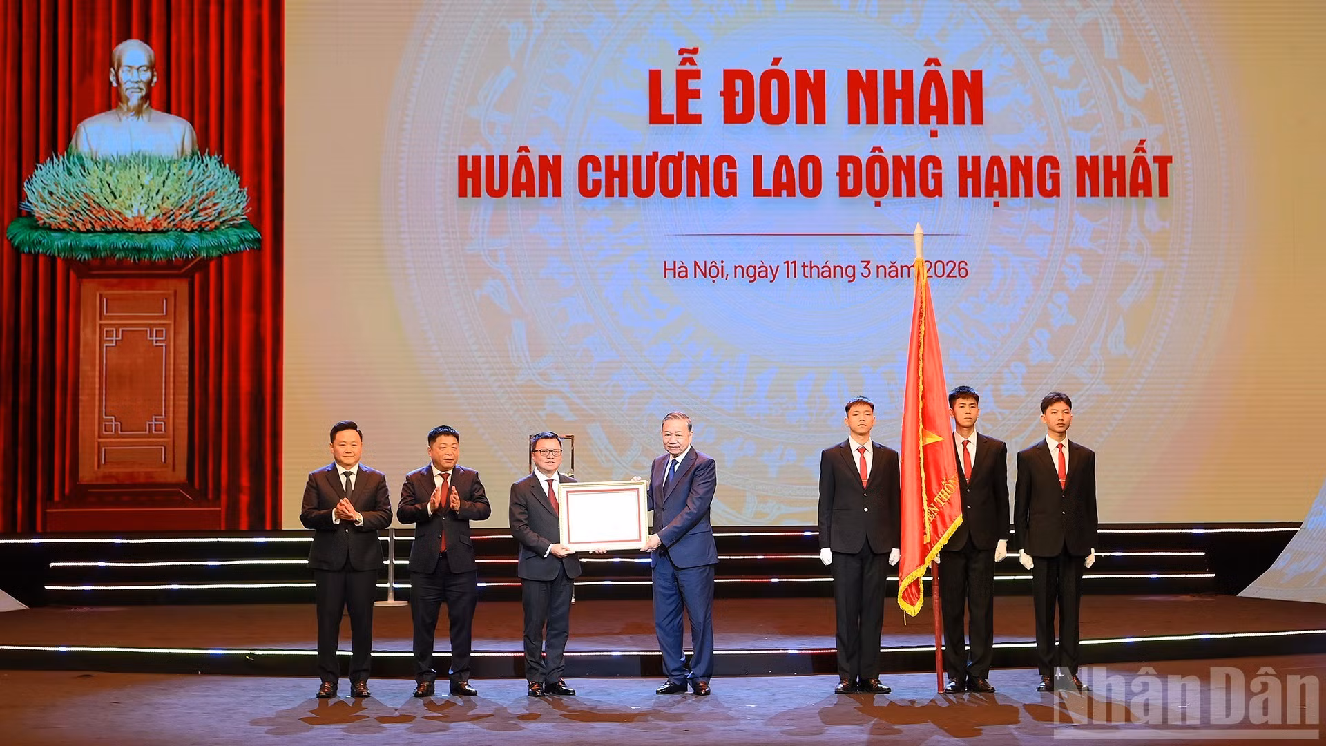 越共中央总书记苏林向《人民报》社授予一级劳动勋章。