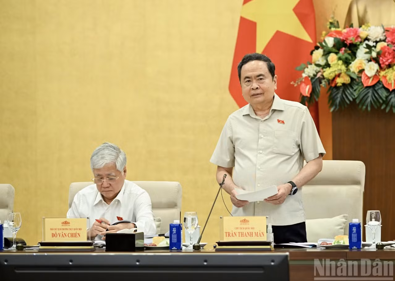 越南国会主席陈青敏在会议上发表总结讲话。（维灵 摄）
