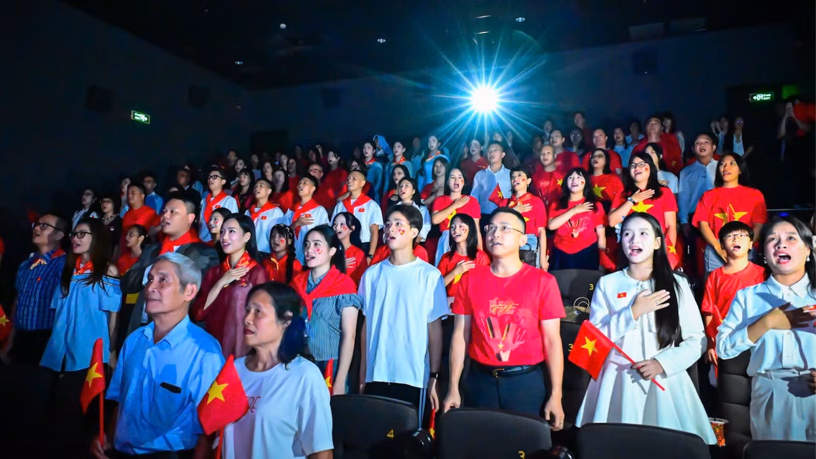 当全场观众在重温《祖国在我心中：音乐会电影》中那些感人画面时，齐声高唱国歌的瞬间。