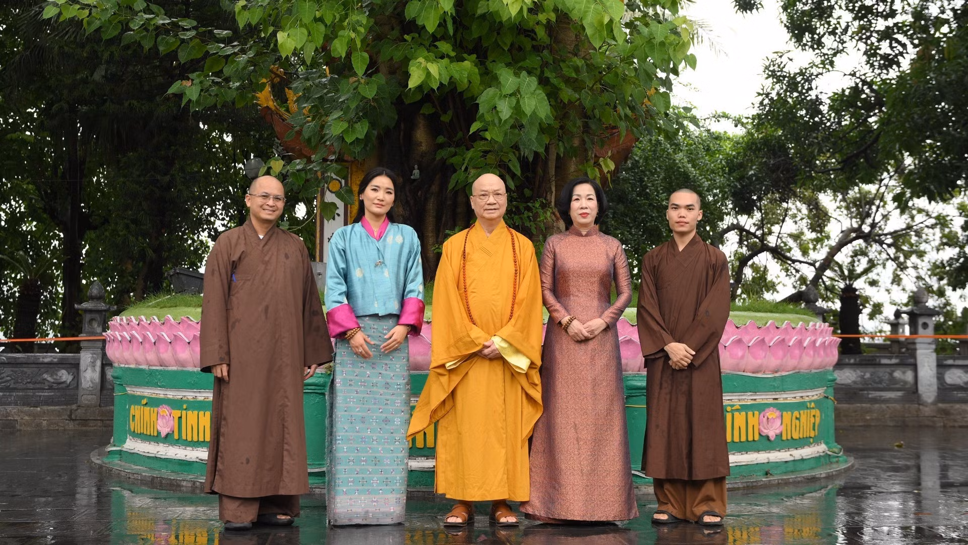 国家主席梁强的夫人阮氏明月与不丹王后吉增·佩玛及镇国寺住持释清雅上座合影。
