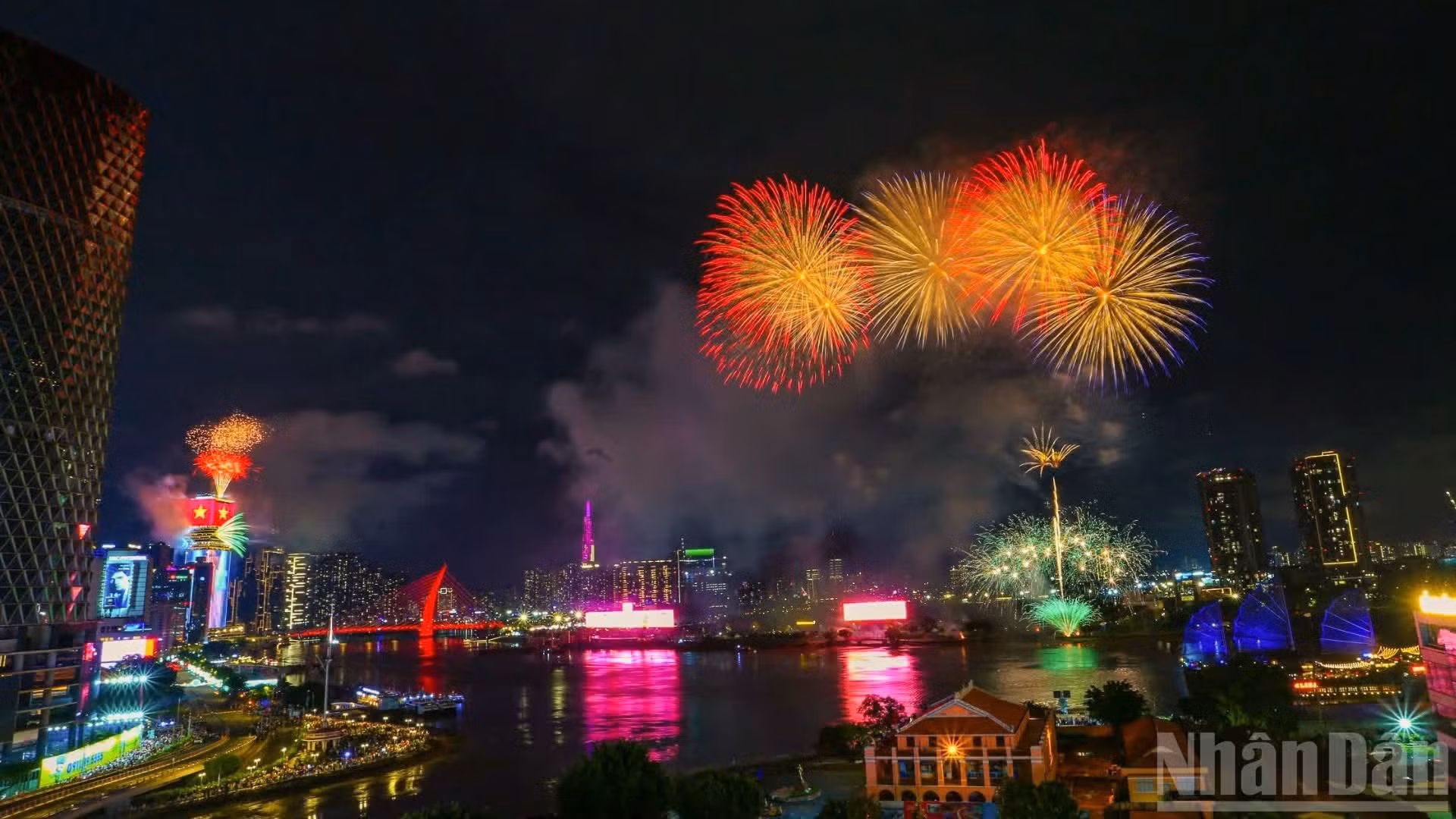 胡志明市国庆焰火之夜绚丽绽放。