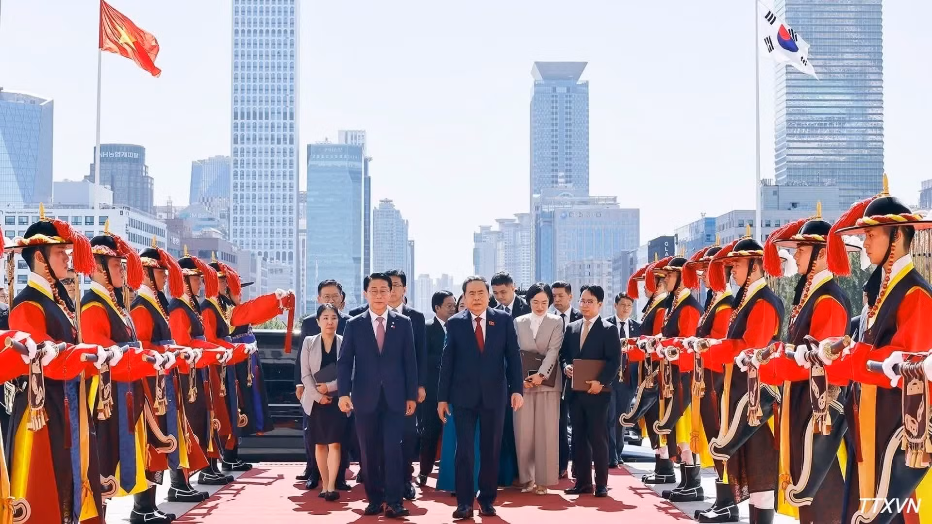 越南国会主席陈青敏对韩国进行正式访问的欢迎仪式在首都首尔韩国国会总部隆重举行。（图片来源：越通社）