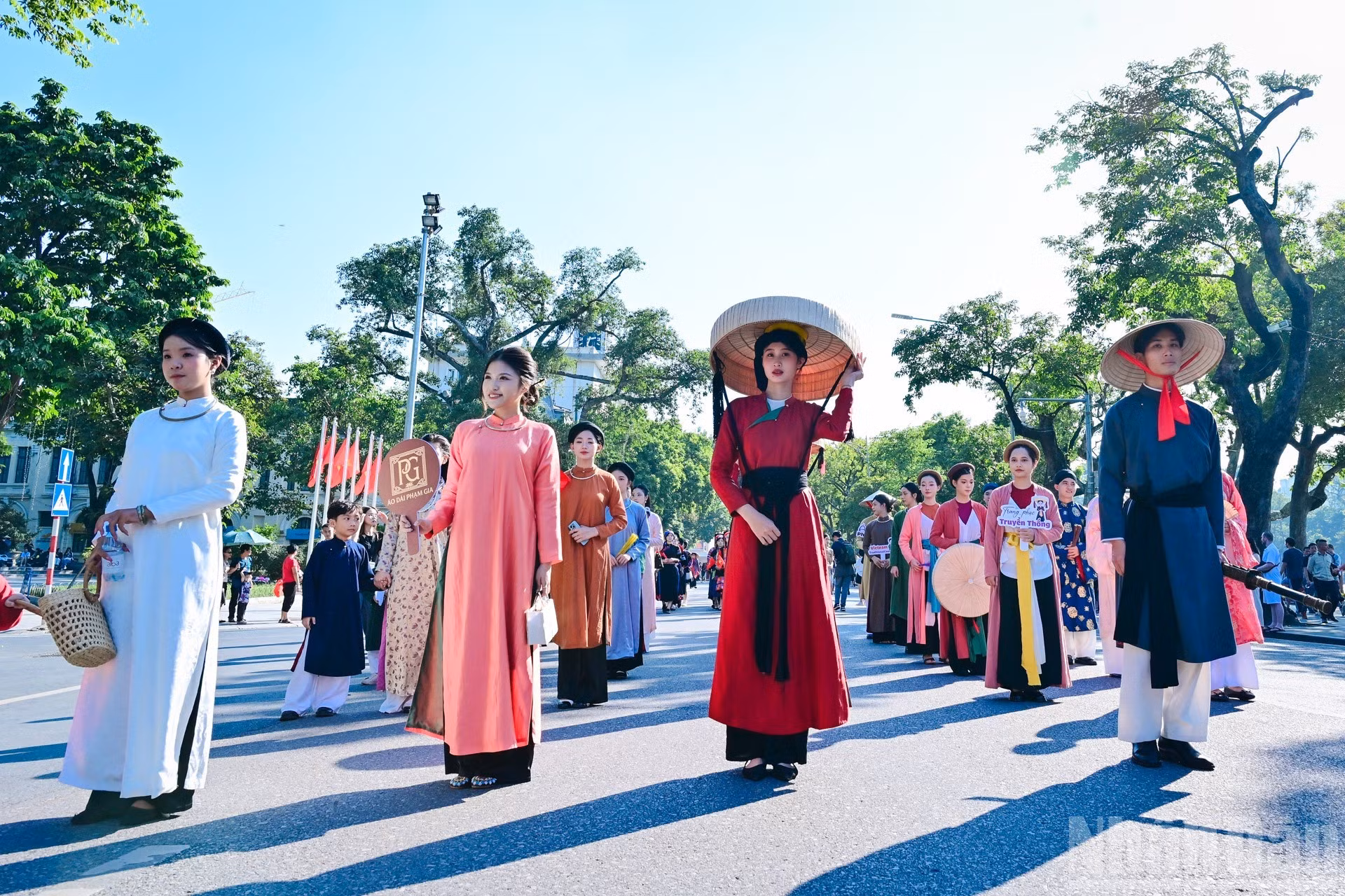 “百花步行”越服日生动再现了由各古服社团精心研究、搜集与复原的越南传统服饰体系。