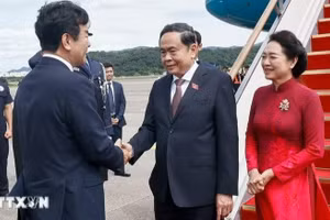 越南国会主席陈青敏偕夫人开始对韩国进行正式访问。（图片来源：越通社）