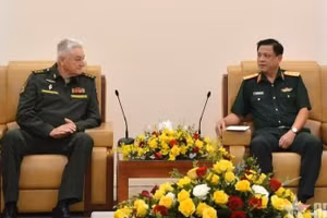 越南国防部副部长阮长胜上将与俄罗斯联邦武装力量总参谋部军事学院院长弗拉基米尔·博里索维奇·扎鲁德尼茨基上将。（图片来源：越通社）