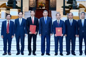 越共中央总书记、国家主席苏林和与会代表合影。