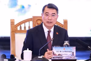 越南政府总理黎明兴在顺化市主持与日本企业的对话会。（图片来源：越通社）