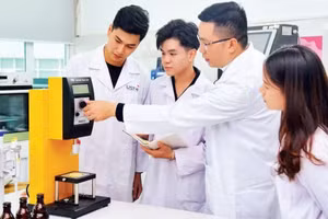 河内科技大学的教师正在指导学生组装科技产品。