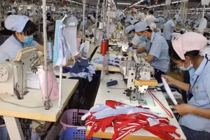 平阳服装股份公司生产出口服装。