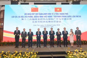 8月24日，第十二次越南老街、河内、海防、广宁与中国云南五省市经济走廊合作会议在老街省沙坝坊举行。