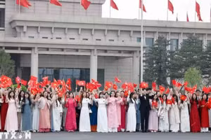 越南侨胞合影。（图片来源：越通社）