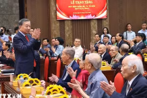 越共中央总书记、国家主席苏林出席河内市党龄纪念章颁发仪式。（图片来源：越通社）