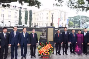 越共中央政治局委员、中央书记处常务书记陈锦秀在新加坡敬献鲜花缅怀胡志明主席。