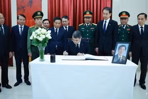 越南政府总理黎明兴率越南党、国家和祖国阵线代表团吊唁中国国务院前总理朱镕基。