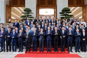 越南政府总理黎明兴和各位代表合影。（图片来源：VGP）