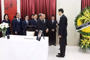 越南祖国阵线中央委员会代表团吊唁中国国务院前总理朱镕基。（图片来源：越通社）
