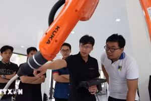 在岘港大学属下岘港理工大学的工业机器人与人工智能应用培训、研究和开发中心测试工业机器人。（图片来源：越通社）