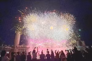2026年岘港国际烟花节的烟花表演吸引了大量国内外游客。
