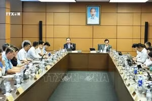 国会主席陈青敏在会上发表讲话。（图片来源：越通社）