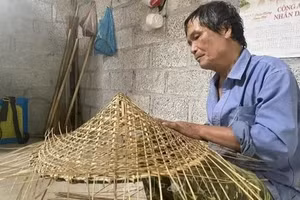 在地质公园管理委员会的指导下，高平省的许多农民恢复了传统手工艺，为旅游业提供服务并稳定生活。（图片来源：越通社）
