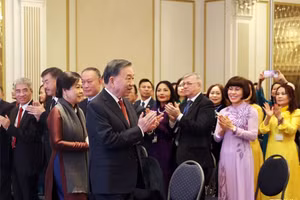 越共中央总书记、国家主席苏林偕夫人吴芳璃会见越南驻比利时大使馆馆员和旅居欧洲越南人社群代表。