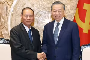 苏林总书记、国家主席会见老挝人革党中央书记处常务书记维莱·拉坎丰。（图片来源：越通社）