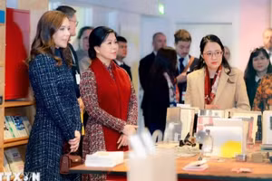 越共中央总书记、国家主席夫人吴芳璃与丹麦王后向哥本哈根图书馆赠送“越南书架”。（图片来源：越通社）