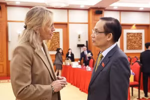 越南外交部部长黎怀忠和冰岛外长贡纳尔斯多蒂尔。（图片来源：外交部）